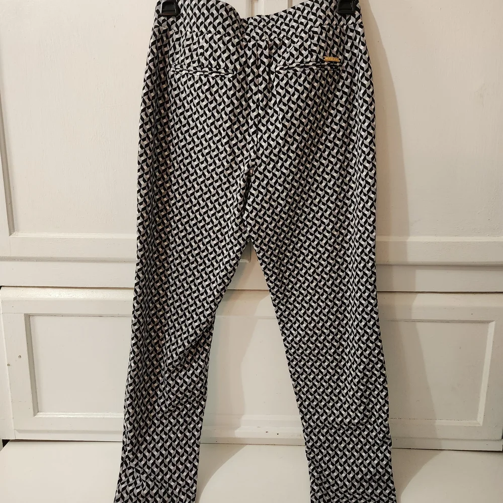 Michael Kors Black and White Geometric Stretch Pants - Picture 2 of 5